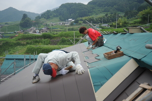 屋根葺き作業中